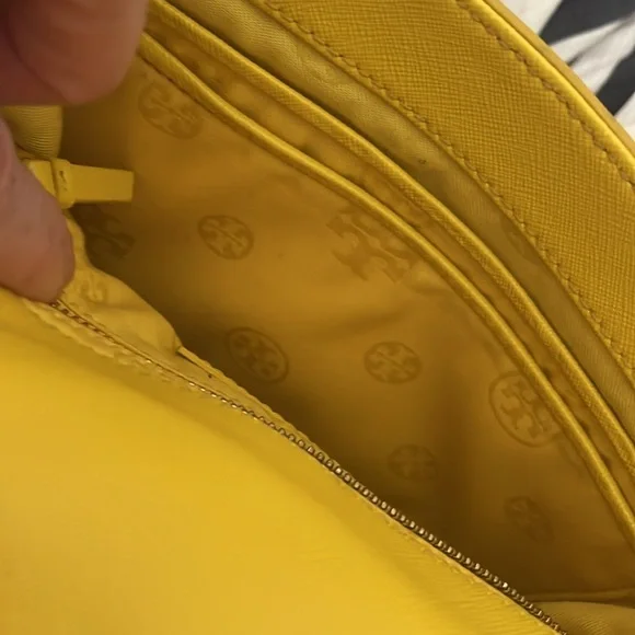 Tory Burch Alexa Yellow Leather Logo Convertible Bag - Picture 13 of 16